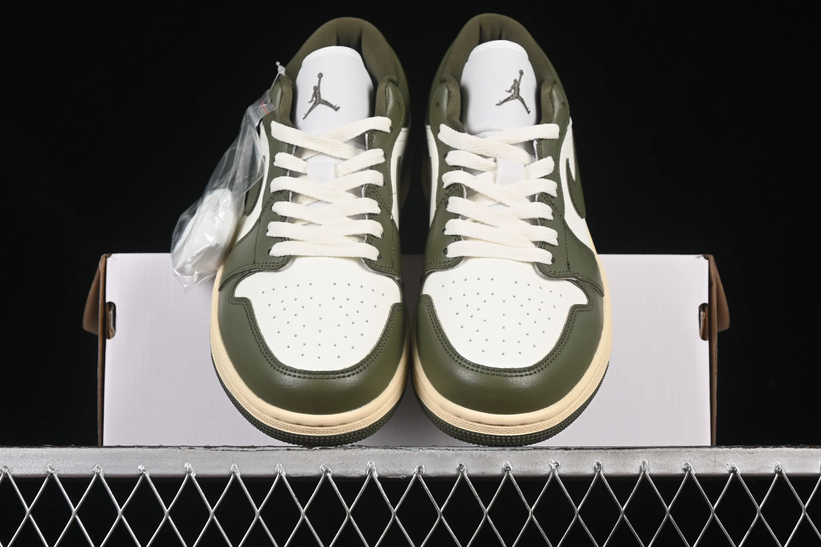 All categories Air Jordan Jordan series basketball shoes Air Jordan 1 Low Air Jordan 1 Low AJ1 Joe 1 army green and white low-top cultural and leisure sports sneakers DC0774-122